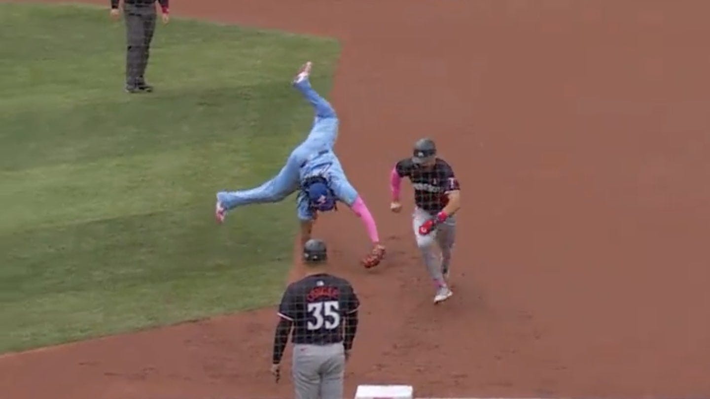 Blue Jays' Guerrero Jr. Wows With Cartwheel, Eyes 2024 Gold Glove